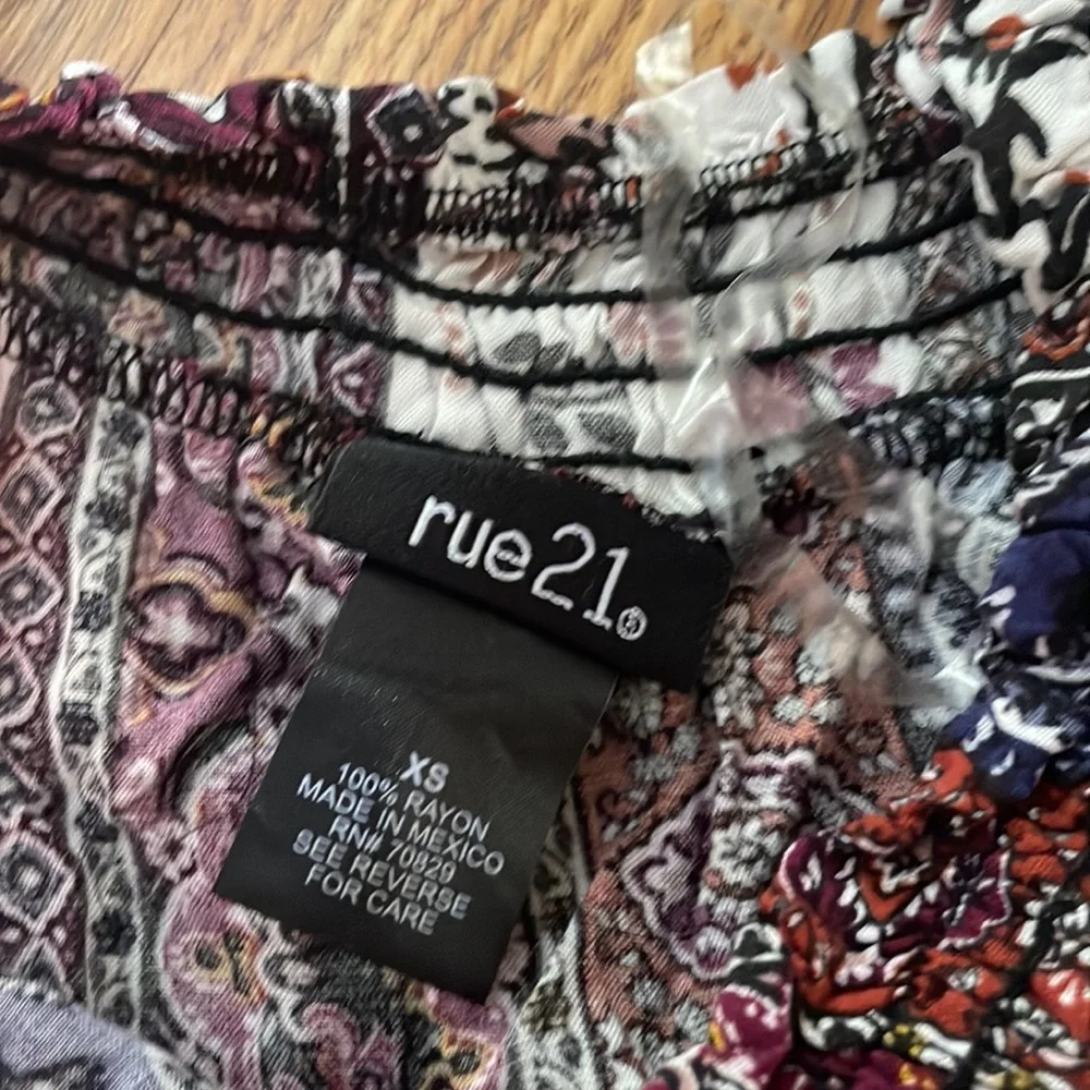 Patterned Romper - Picture 3 of 4